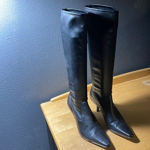 Womens 7 M Donald J. Pliner Black Heeled Boots, good condition.